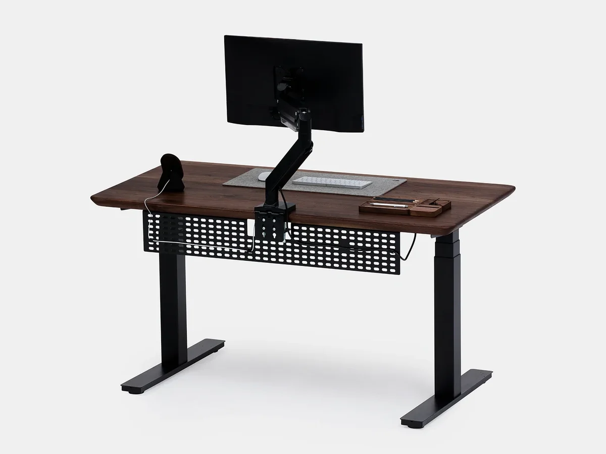 Mesa com o Organizador de Cabos Anma instalado sob o tampo