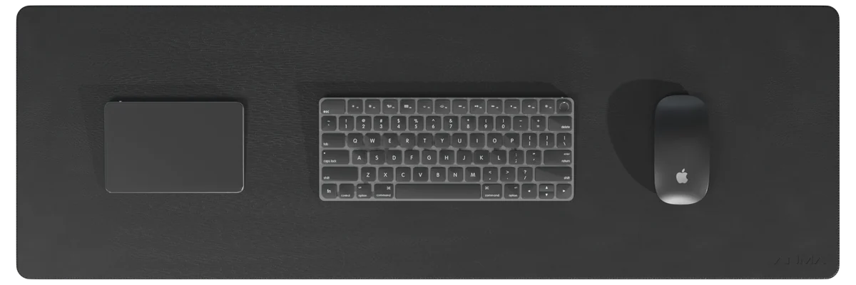 PadPro de couro ecológico preto, 120 x 40 cm, visto de cima com trackpad, teclado e mouse
